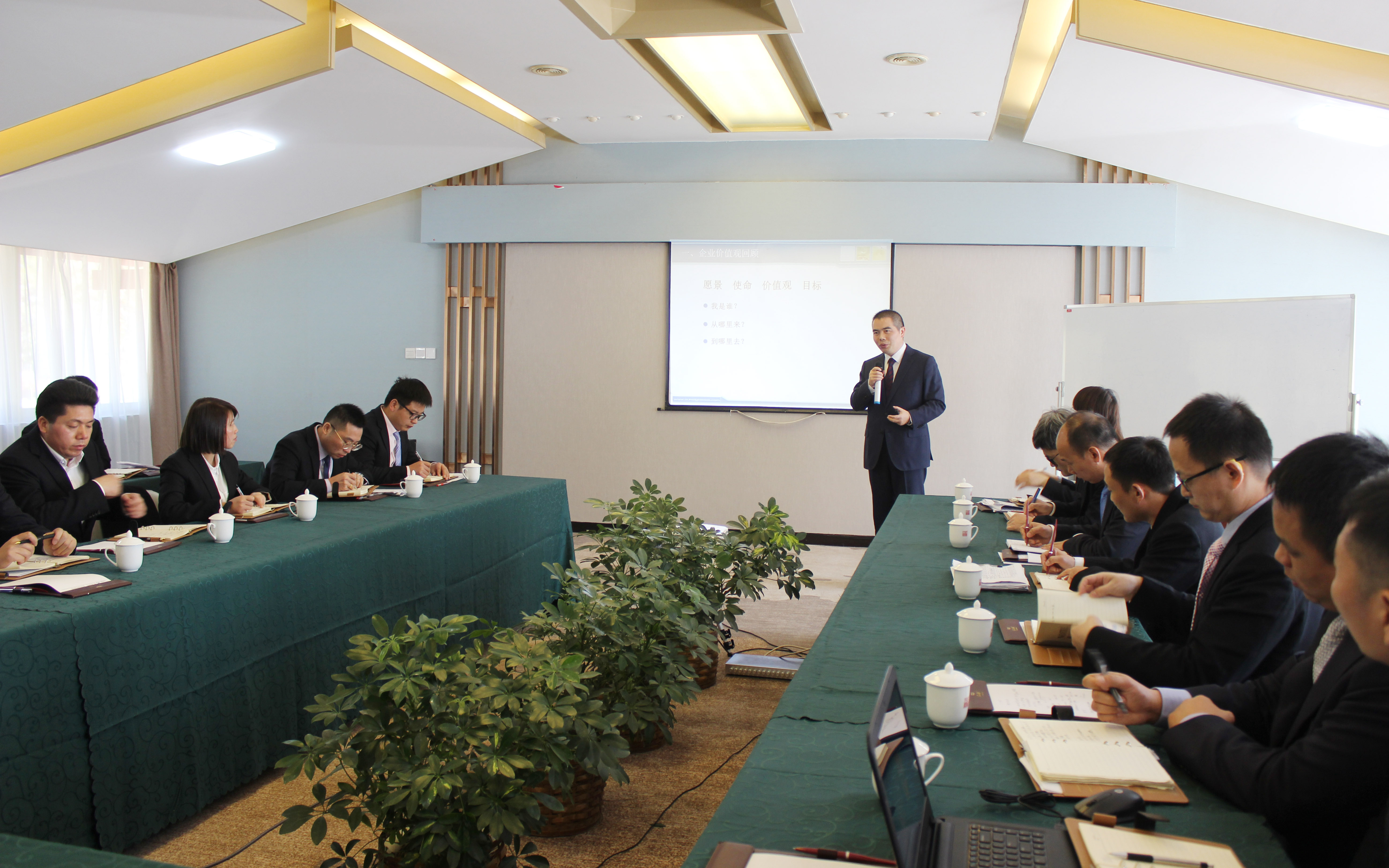 專業(yè)化、素質(zhì)化、職業(yè)化
